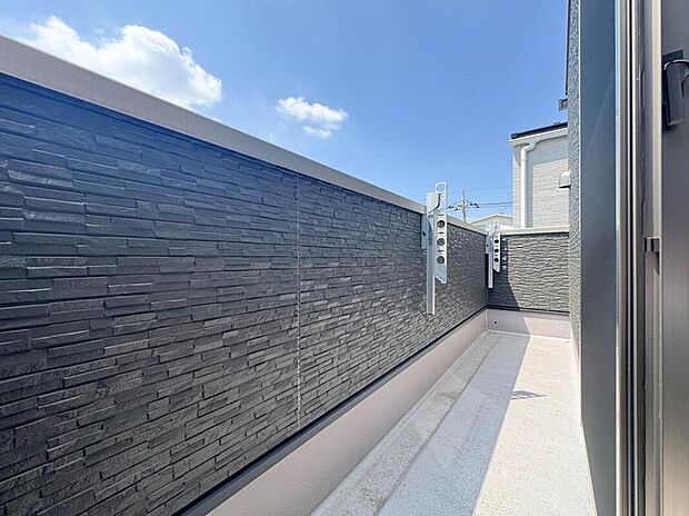 【バルコニー】バルコニーから差し込む陽光・通風は、住環境・快適性と共に有り続ける貴重な「財産」です。