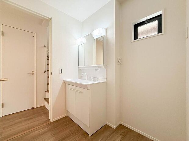 【【脱衣所】】1号棟 脱衣所、洗面所は小さなプライベートスペース。歯磨き、洗顔と毎日施す個人空間。