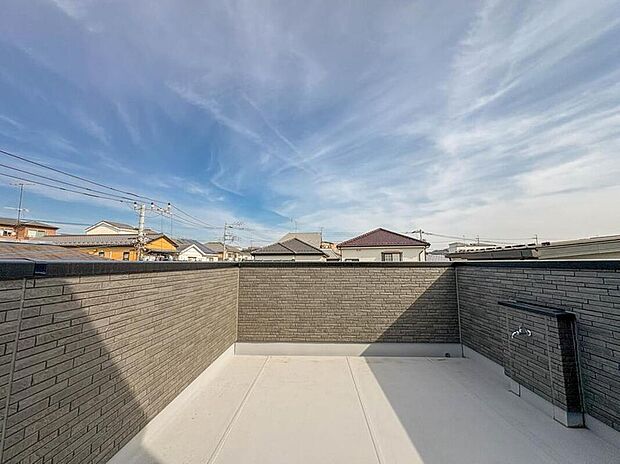 【スカイバルコニー】屋上はスカイバルコニーになっています。広々としたスペース、どのようにご活用されますでしょうか?