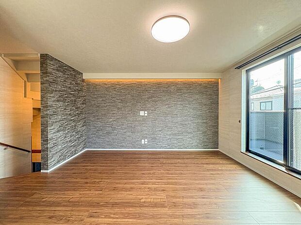 【リビングルーム】インテリアショップで見掛けた「あの家具」も置ける、ゆったりとした空間。時に広さが上質な寛ぎの時間になる事も。【LDK22帖】