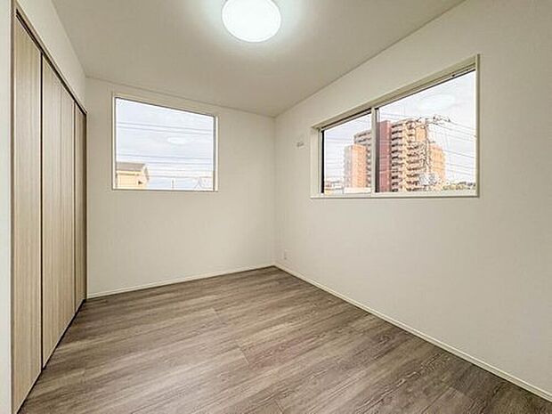 【寝室】【4号棟_6.3帖】大きな窓からたっぷりと陽光が注がれる明るい空間。