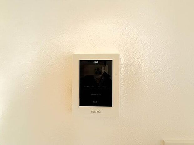 【【TVモニター付インターホン】】来訪者の様子を室内TVモニターでチェック。対応したくないセールスを断りやすく、子どもに留守番をさせるときも安心。不在時の来訪者を録画でき、犯罪抑止効果も期待できます