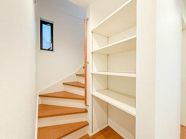 【【手すり付階段】】手すりがないと階段の昇り降りで危険なことはもちろん、壁に手をつきながら歩くことで壁紙が汚れやすくなります。すべての方に快適に昇り降りしていただくため、手すりを設置しました。