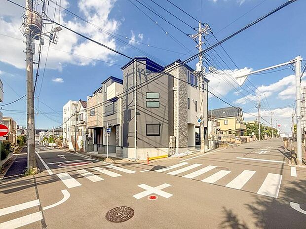 【前面道路含む現地写真】【1号棟】家の前は美しい通りになっていますが、クルマが比較的少なく。家のまわりで遊ぶお子さまも安心です。