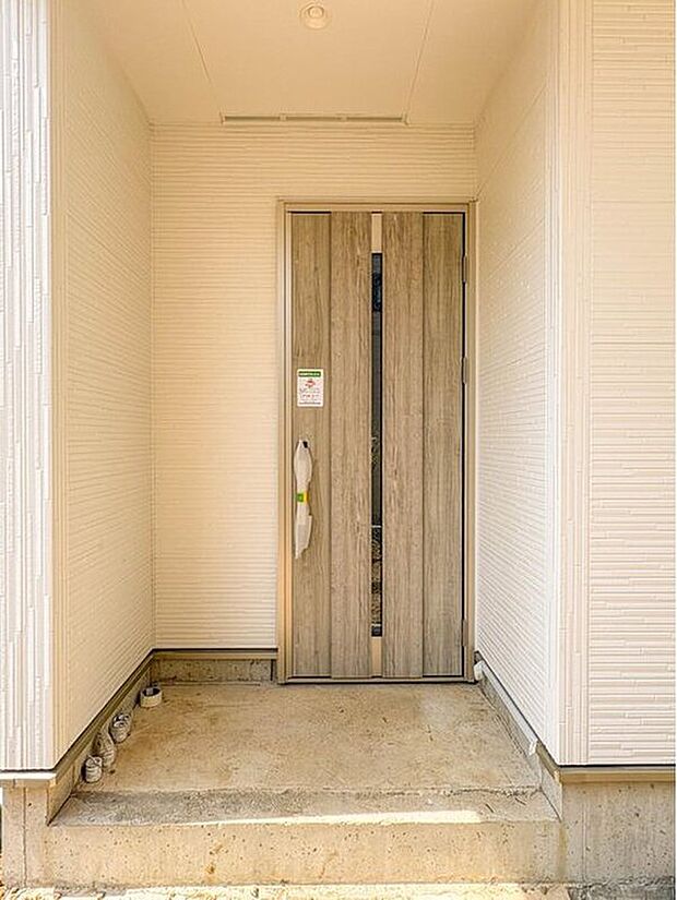 【【玄関】】玄関はおうちの顔と言われます。玄関アプローチは、外観デザインの印象を左右します。ご家族の個性を出しながら、素敵な玄関でお客様をお迎えしてください。