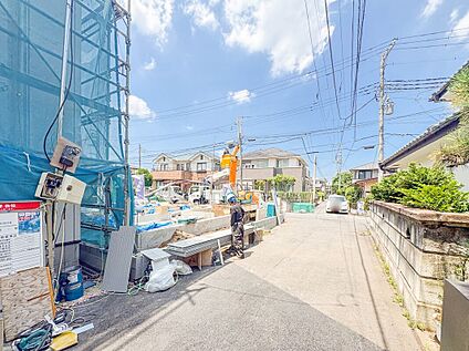 現地　前面道路含む写真