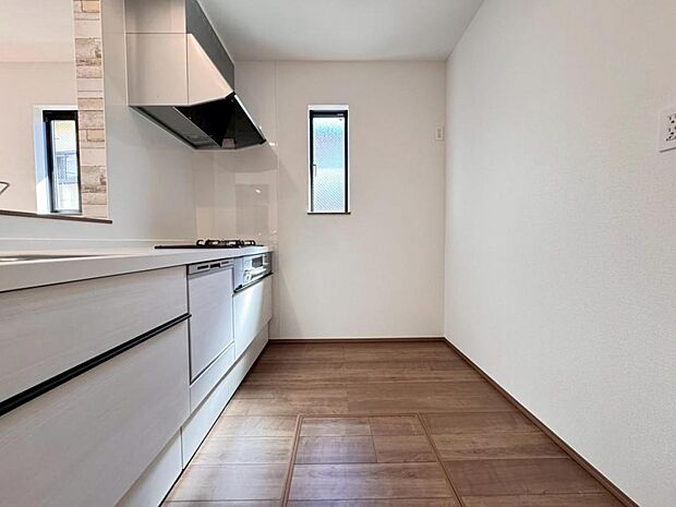 機能充実のシステムキッチンです。浄水器一体型水栓に3口グリルコンロ、食洗器と充実しておりママの家事をサポート致します。