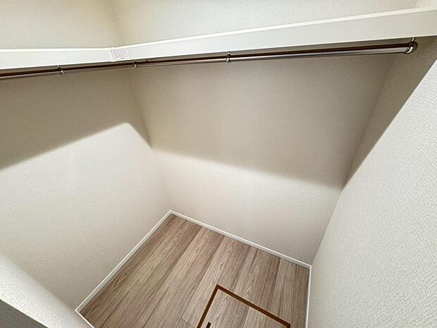 1階7.5帖の居室には大容量のウォークインクローゼットを設けました。お洋服をたくさんお持ちの方には嬉しいスペースです。