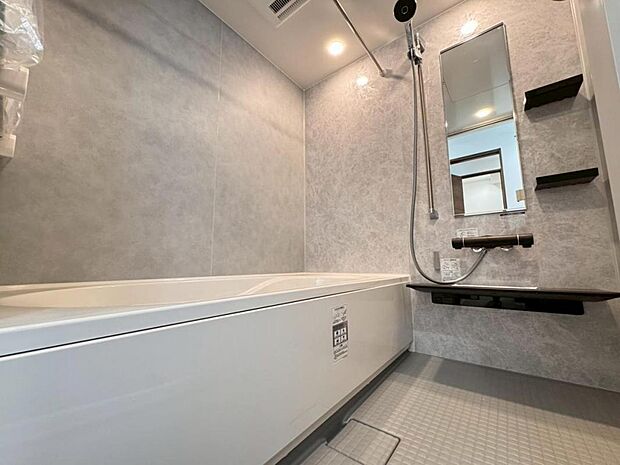 一日の疲れを癒すバスルームです。いつでも温かいお湯に浸かっていただけるよう、追炊き機能がございます。また、雨の日や花粉の時期のお洗濯に最適な浴室換気乾燥機能もございます♪【施工例写真】