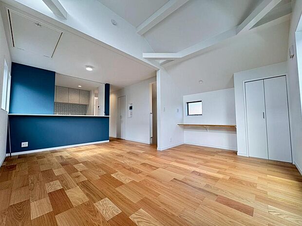 一日の中で多くの時間を過ごすリビングだからこそ、いつも穏やかな空間を。リビングは17.6帖ございます。足元からじんわり暖まる床暖房を標準装備♪空気や肌が乾燥しにくく、また塵や埃も舞い上がりません。