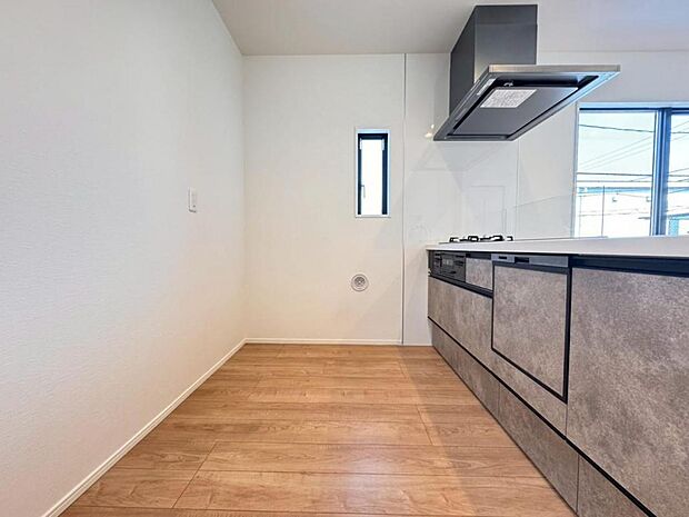 浄水器一体型水栓に3口グリルコンロ、食洗器と機能充実なシステムキッチンで、効率的な家事作業をサポート。キッチンワークが楽しくなります。