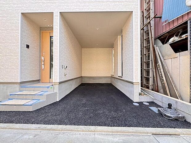 駐車スペースは1台完備。前面道路は交通量が少ないので、お車の出し入れも焦らずゆっくりできます。