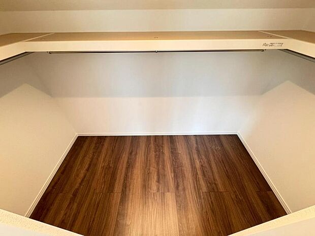 ２階６.８帖、１階４.８帖の居室には大容量のウォークインクローゼットを設けました。お洋服をたくさんお持ちの方には嬉しいスペースです。