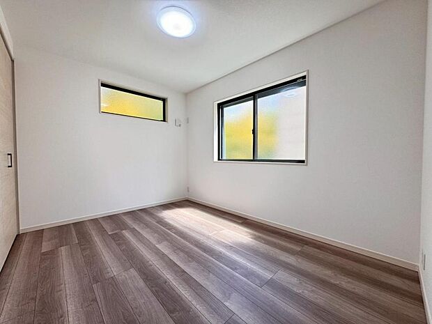 二面採光で、陽当り・風通しの良い洋室です。クローゼットも完備しておりますので、居住スペースを有効にお使いいただけます。