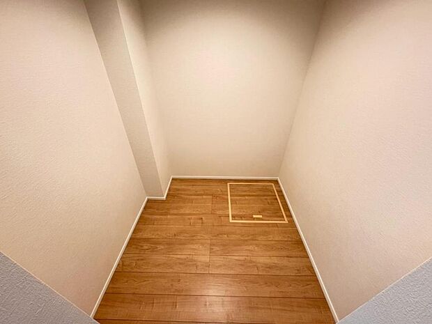 1階9.7帖の居室には大容量のウォークインクローゼットを設けました。お洋服をたくさんお持ちの方には嬉しいスペースです。