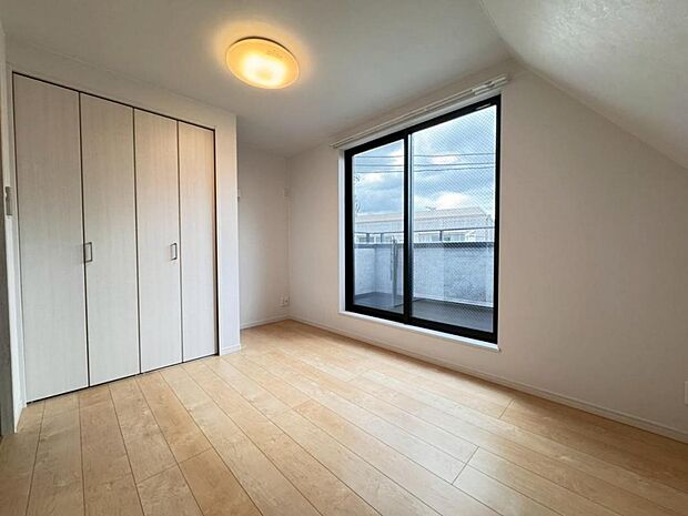 3階洋室になります。周辺には高い建物もなく温かい陽光がお部屋全体に降り注ぎます。心地良い清風も舞い込んでくる居心地良い空間です。