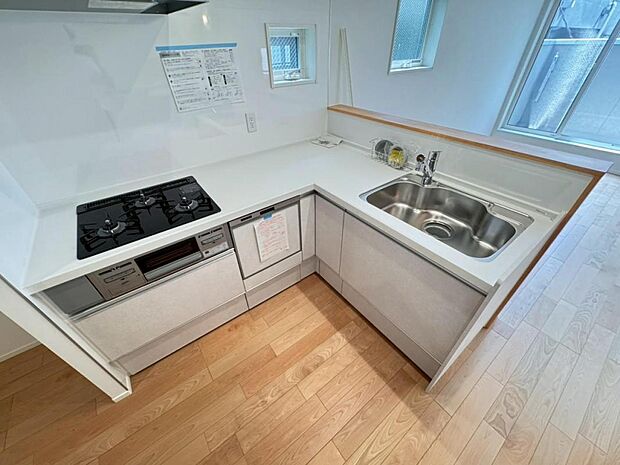 Ｌ型システムキッチンは、調理の流れに沿った使いやすさに拘りました。食洗器内蔵で、後片付けの負担も軽減してくれます。