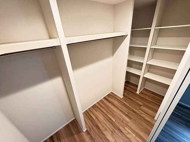 １階６.２帖の居室には大容量２.６帖のウォークインクローゼットを設けました。お洋服をたくさんお持ちの方には嬉しいスペースです。