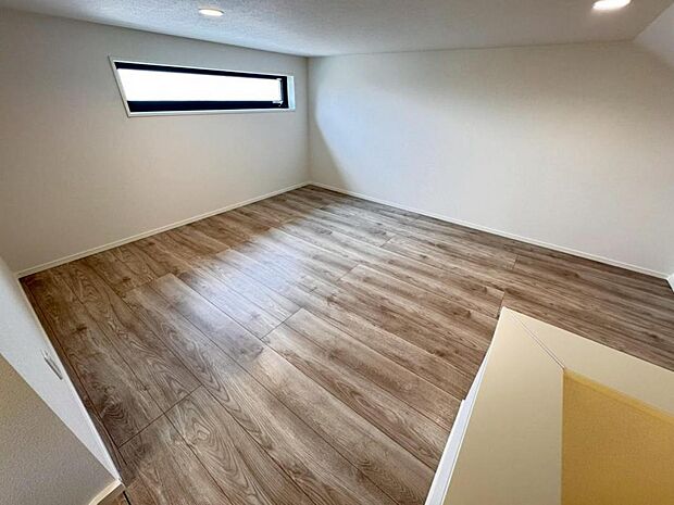 様々な用途で使用できる小屋裏収納です。アウトドア用品や、お子様の思い出の品、ご家族の季節物のお洋服、趣味のものなどをまとめて収納することができ、お部屋をすっきりと保つことができます。