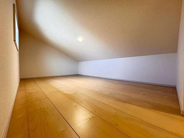 様々な用途で使用できるロフトを完備。お子様の隠れ部屋として、ご家族の季節物のお洋服、趣味のものなどをまとめた収納として等、多目的にご活用ください♪