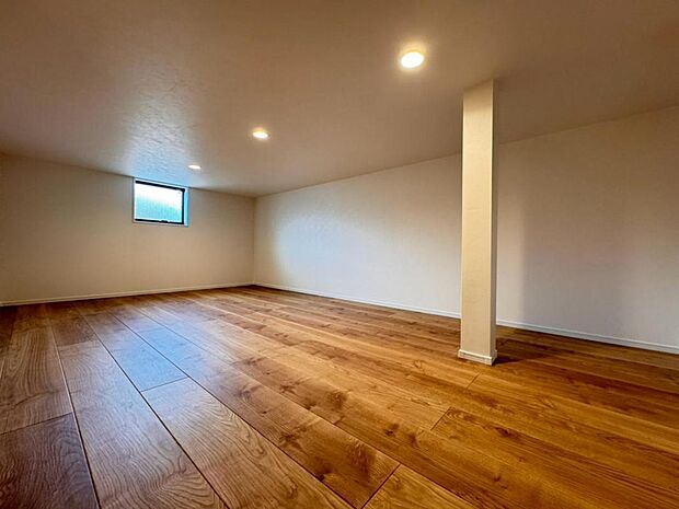 様々な用途で使用できる小屋裏収納です。アウトドア用品や、お子様の思い出の品、ご家族の季節物のお洋服、趣味のものなどをまとめて収納することができ、お部屋をすっきりと保つことができます。