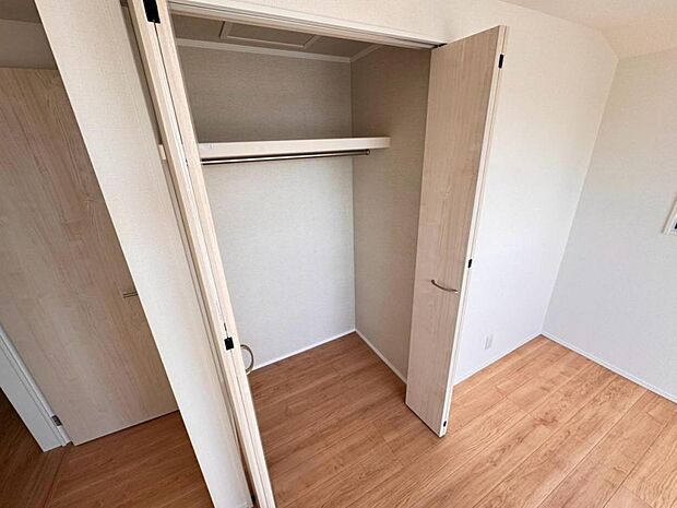 全室に収納を設けております。適材適所に収納があるので居住スペースを圧迫することなくスッキリ収納が叶います。