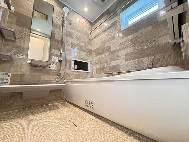 【バスルーム】ゆっくりお寛ぎ頂ける様、ゆとりの1616サイズの浴室になります。半身浴も楽しめる浴槽は極上の入浴を叶えてくれます。窓から差し込む陽光が浴室全体を明るく照らしてくれます。
