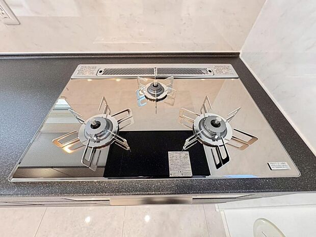 【3口ガスコンロ】3口ガスコンロを採用、同時に複数の調理を進められるため、調理時間が短縮できます。