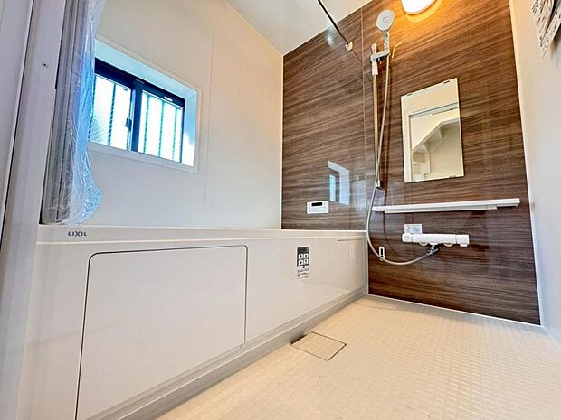 【バスルーム】一日の疲れを癒すバスルームです。いつでも温かいお湯に浸かっていただけるよう、追炊き機能がございます。また、雨の日や花粉の時期のお洗濯に最適な浴室換気乾燥機能もございます♪