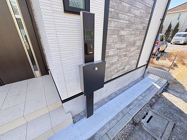 【ポスト】表札が付けられるインターホン付きの機能的な門柱ポストです。無駄のないシンプルなデザインなので、あらゆるお家に馴染みやすいのが魅力です。
