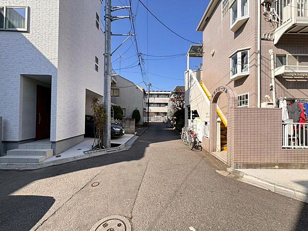 【前面道路】お車の出し入れも便利な前面道路です。歩道もしっかり整備されておりますので、小さなお子様がいらっしゃるファミリー層にも安心です。