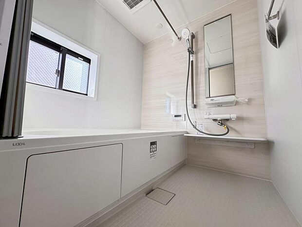 【バスルーム】一日の疲れを癒すバスルームは広々一坪タイプ。足を伸ばしてゆったりと浴槽に浸かっていただけます。雨の日や花粉の時期のお洗濯に最適な浴室換気乾燥機能もございます。