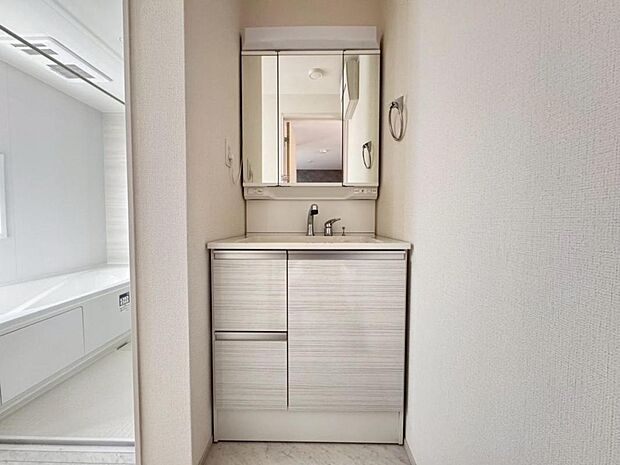 【洗面化粧台】実用性と機能美を兼ね備えた先進の洗面化粧台になります。耐水性や撥水性にも優れた仕様、3面鏡と一体となったキャビネットは収納力もUPします。