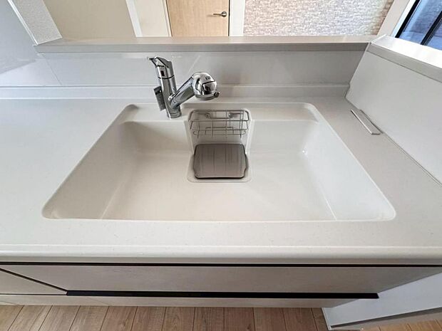 【浄水器一体型水栓】水栓の中に浄水カートリッジが組み込まれた「浄水器一体型水栓」です。ホースが伸びるのでシンクのお掃除も快適です。