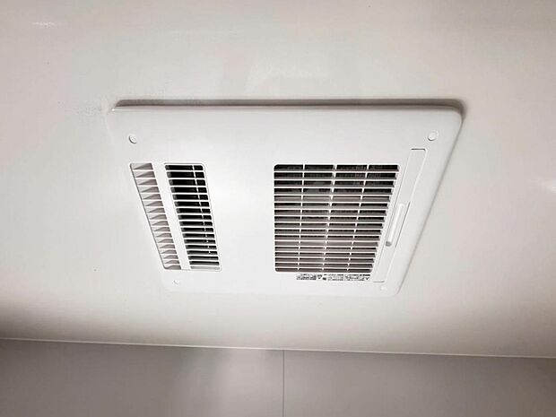 【浴室換気乾燥機】「浴室換気乾燥機」は梅雨の季節や春先の花粉の季節、最近ではPM2.5や黄砂の飛来対策としても外干しせずに室内で乾燥できるため、とても便利です。