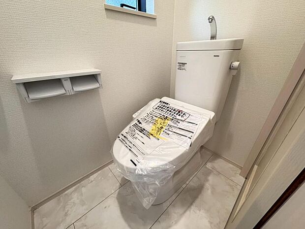 【トイレ】白を基調とし清潔感をデザインしたトイレ空間です。使い心地もしっかり追求した先進のトイレを搭載しております。