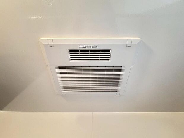 【浴室換気乾燥機】「浴室換気乾燥機」は梅雨の季節や春先の花粉の季節、最近ではPM2.5や黄砂の飛来対策としても外干しせずに室内で乾燥できるため、とても便利です。