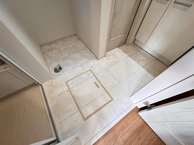 【脱衣場】脱衣場には床下収納がございます。お掃除用品や日用品のストック収納にご活用頂けます。