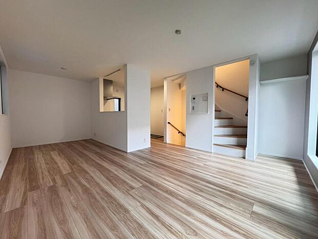 【リビング】リビングはご家族やお客様との時間など、多くの時を刻む空間。建築家が吟味を重ねたこだわりの設計です。