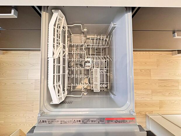 【食洗機】しつこい油汚れもサッと溶かして洗います。除菌も出来るので小さなお子様の食器洗いにも安心です。また、手洗いに比べて使用水量はごくわずか。時間と水道の節約になります。