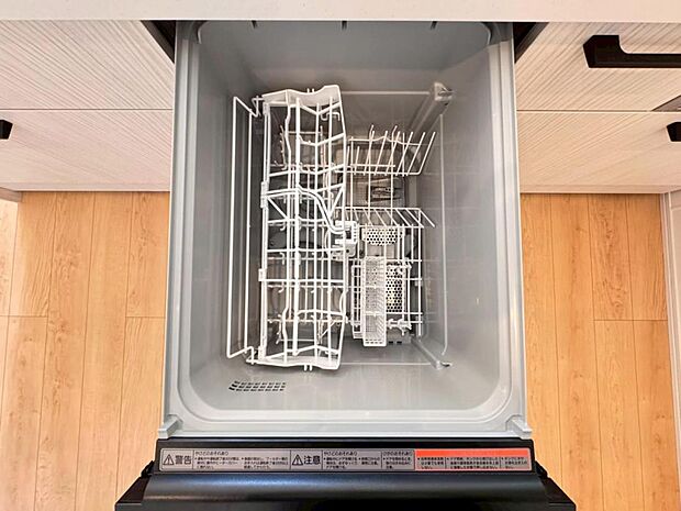 【食洗機】立ったままラクな姿勢で食器の出し入れができる食洗器を標準装備。キッチンにすっきり収まり使いやすいスライド型ビルトインタイプです。