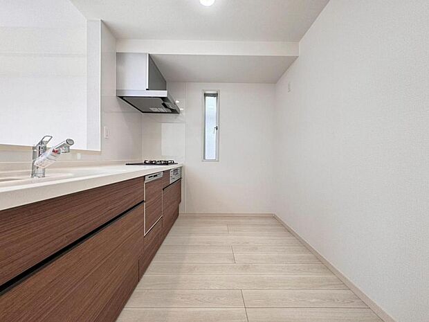 【キッチン】機能充実のシステムキッチンです。浄水器一体型水栓に3口グリルコンロ、食洗器と充実しておりママの家事をサポート致します。