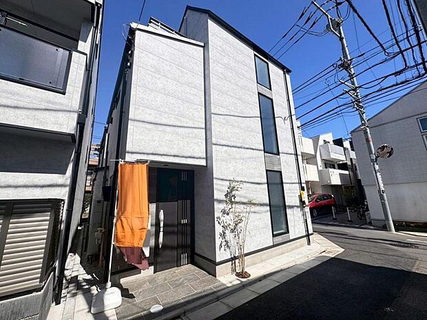 【外観】木造3階建て設計、4LDK+カースペース。暮らしを豊かにサポートする仕様設備や広々としたキッチンなど魅力が詰まったお住まいです。