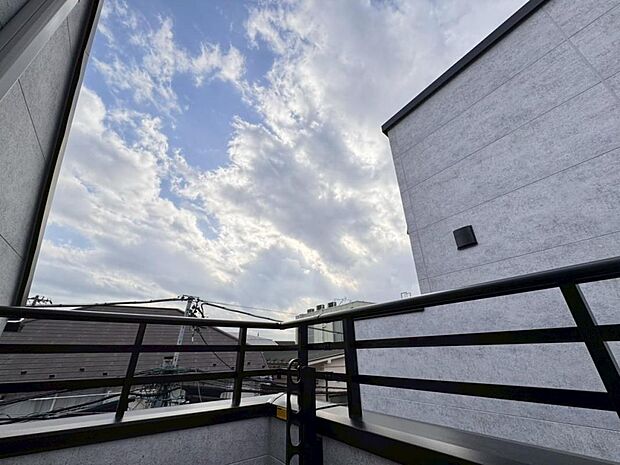 【眺望】陽当たり・通風・開放感・眺望に恵まれた環境です。周辺は高い建物がなく青い空が遠くまで広がります。