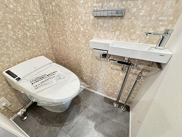 【トイレ】高機能タンクレスタイプのトイレを採用。見た目の美しさだけではなく、お手入れ・お掃除が簡単なのも重要なポイントです。