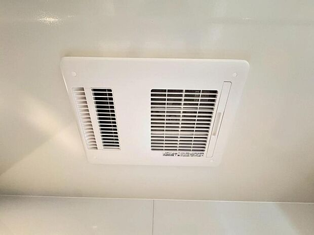 【浴室換気乾燥機】「浴室換気乾燥機」は梅雨の季節や春先の花粉の季節、最近ではPM2.5や黄砂の飛来対策としても外干しせずに室内で乾燥できるため、とても便利です。