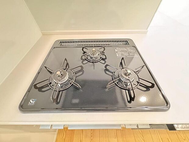 【3口ガスコンロ】3口ガスコンロで同時に複数の調理を進められるため、調理時間が短縮できます。