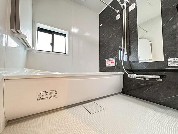 【バスルーム】一日の疲れを癒すバスルームは広々一坪タイプ。足を伸ばしてゆったりと浴槽に浸かっていただけます。雨の日や花粉の時期のお洗濯に最適な浴室換気乾燥機能もございます。