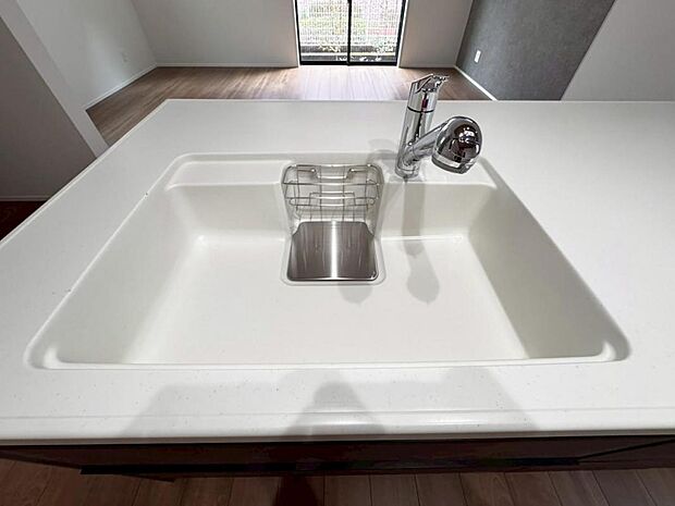 【浄水器一体型水栓】水栓の中に浄水カートリッジが組み込まれた「浄水器一体型水栓」です。ホースが伸びるのでシンクのお掃除も快適です。