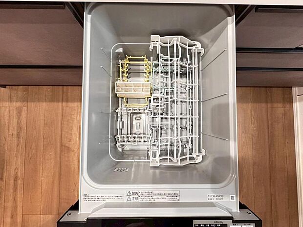 【食洗機】立ったままラクな姿勢で食器の出し入れができる食洗器を標準装備。キッチンにすっきり収まり使いやすいスライド型ビルトインタイプです。